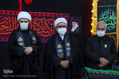 تعویض پرچم گنبد حرم رضوی در آغاز ماه محرم