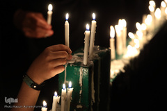 روشن کردن هزاران شمع در شب شام غریبان حسینی/ چهارراه گلوبندک