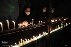 روشن کردن هزاران شمع در شب شام غریبان حسینی/ چهارراه گلوبندک