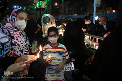 روشن کردن هزاران شمع در شب شام غریبان حسینی/ چهارراه گلوبندک