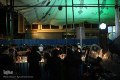 روشن کردن هزاران شمع در شب شام غریبان حسینی/ چهارراه گلوبندک