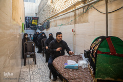 گرچه حسینیه‌ها به خاطر پروتکل‌های بهداشتی بسته شدند، اما شور عزای حسینی در هر فضا و گوشه‌ای از این شهر که فرصت یافت، ظهور کرد
