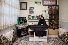 رقیه روحی، مسئول ٰهیئت بیت الزینب(س) است که ۳۵ سال سابقه فعالیت در زمینه‌های فرهنگی و مذهبی دارد. این هیئت که از سال ۷۲ مجوز داد، طرفداران زیادی دارد، اما خانم روحی به خاطر فاصله اجتماعی، عزاداران را در گروه‌های ده نفره به زینبیه‌اش دعوت می‌کند.
 رقیه روحی می‌گوید متأسفانه دراین روزهای کرونایی با تعداد کم درفضای باز بافاصله اجتماعی و ماسک برنامه‌های عزداری را برقرار کردیم