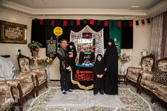 سعیده مشگی و همسرش سیدجواد خناری‌نژاد گرچه امسال به علت محدودیت‌های عزاداری در خانه ماندند و اما عزاداری و شور حسینی را به خانه آوردند
