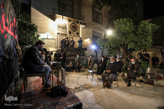 امسال کرونا شیوه‌های جدیدی در عزاداری حسینی خلق کرد. بسیاری از مراسم‌ها به صورت آنلاین از فاصله دور، ولی با قلب‌های نزدیک به هم برگزار شد
