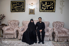 سیدسجاد سیدحسینی و همسرش مریم‌السادات زریباف از خانواده‌های جوانی هستند که امسال مراسم عزاداری حسینی را در خانه خود برگزار کردند
