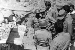 گل خاک شهیدان، حضور رهبر انقلاب در جبهه ها