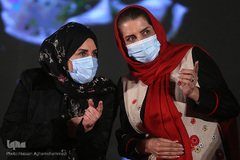 فریبا کوثری، بازیگر سینما و گیتی خامنه، مجری پیشکسوت سیما در اختتامیه شانزدهمین جشنواره بین‌المللی فیلم «مقاومت»
