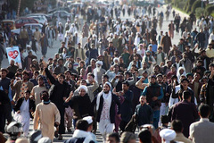 تظاهرات مردم شهر هرات در غرب افغانستان افغانستان در اعتراض به اظهارات اسلام‌‌ستیزانه رئیس جمهور فرانسه