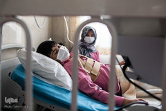 بادبادکهایی که خاطرات کودکان را از جایی به جای دیگر می‌برد امروز در لابلای نرده‌های تخت بیمارستان گیر افتاده است و نای پرواز ندارد.