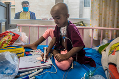 طوفان بیماری با آنکه موهای زهرای کوچک ما را افشان و بدنش را نحیف کرده، اما امید را از او نگرفته است. او دنیای تاریک و یک‌دست اطرافش را با رنگ‌های زیبا آرایش می‌کند تا تصویری زیبا برای پدرش نقاشی کند و او را از پشت شیشه اتاق خوشحال کند.