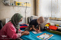 راه دیگر باز کردن چشم و کشیدن آرزوهاست. راهی که متین انتخاب کرده. او دو ماهی است که به بیمارستان اثاث‌کشی کرده و درگیر کرونا شده است. متین هم پیوند مغز استخوان دارد و هم تلاش دارد پیوندش با زندگی را وصل کند.