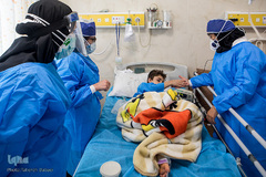 علیرضا اما از تخت و فضای بیمارستان خسته شده است. اینجاست که فرشته مهربان خانه جدیدش به او می‌گوید تا کمتر بر تخت دراز بکشد و دنیای پرنشاط سابقش را تجربه کند. فرشتگان مهربانی که سرشان خیلی شلوغ است.