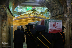 طواف دانشمند شهید فخری‌زاده بر گرد ضریح کریمه اهل بیت(ع)