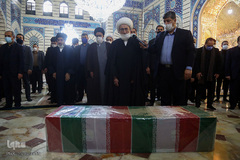 طواف دانشمند شهید فخری‌زاده بر گرد ضریح کریمه اهل بیت(ع)