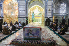 طواف دانشمند شهید فخری‌زاده بر گرد ضریح کریمه اهل بیت(ع)