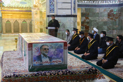 طواف دانشمند شهید فخری‌زاده بر گرد ضریح کریمه اهل بیت(ع)