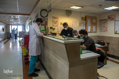 یکی از فعالیت‌های پرستاران پر کردن اطلاعات روزانه بیماران است