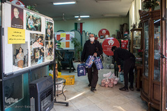 خیریه، بسته‌های معیشتی را با دستان آقای نعمتی به درب منازل مددجویان می‌رساند تا آنان در این شرایط کرونایی از منزل خارج نشوند.