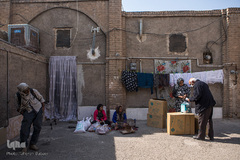 نعمتی روایت ما، این مددجویان را به خوبی می‌شناسد، گویی سالهاست که با یکدیگر آشنایند، دقایق زیادی را با آنان حال و احوال می‌کند و جویای مشکلات آنان است.