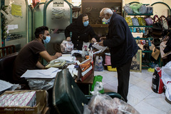 آقای نعمتی در حال صحبت با همکاران و گرفتن فهرست اسامی خانواده‌هاست.