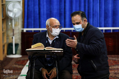 آقای نعمتی در حال گفت‌وگو با یکی از نمازگزاران درباره بارگذاری محتوای جدید در کانال مسجد