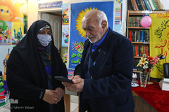 آقای نعمتی در حال گفت‌وگو با خانم موسوی درباره برنامه‌های دارالقرآن است.