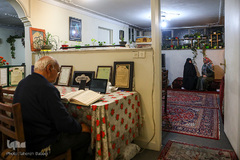 تلاوت قرآن، مطالعه کتب دینی، رسیدگی به گیاهان از دلمشغولی‌های هر شب است.