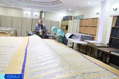 بزرگ‌ترین قرآن کتابت‌شده روی پارچه در جهان به ابعاد پنج در سه متر که کاتب آن را ایستاده نگاشته است