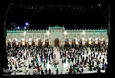 گروهی از مسلمانان در حال نماز و عبادت عصرگاهی در ماه رمضان در مسجد  "الازهر" در شهر قاهره مصر