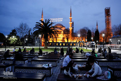  افطار در محوطه مسجد "سلطان احمد" معروف به مسجد آبی در استانبول ترکیه