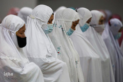 زنان ماسکدار مسلمان در اولین روز ماه رمضان در "کوالالامپور" مالزی نماز می‌خوانند
