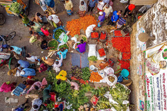 مردم یک روز قبل از شروع تعطیلات یک هفته‌ای کرونایی و برای آمادگی در ماه رمضان به بازار سبزیجات شهر "باریسال" بنگلادش هجوم آوردند