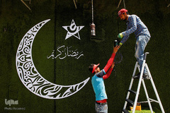 کارگران در حال نصب فانوس‌های سنتی مخصوص رمضان در شهر نجف عراق