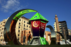 چند نفر در حال نصب فانوس بزرگ در شهر "غزه". این فانوس یکی از نمادهای شروع رمضان است و استفاده از آن بیش از 800 سال در این شهر قدمت دارد