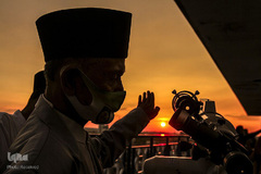 یک مسلمان در حال رصد هلال روز اول ماه رمضان در "پالم‌بانگ" پایتخت استان سوماترای جنوبی در اندونزی