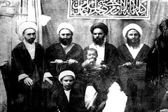 از چپ: شیخ علی‌اکبر نائینی استاد آیت‌الله فومنی، آیت‌الله جعفر فومنی(پدر)، آیت‎‌الله طبسی حائری، نفر آخر ناشناس، نشسته آیت‌الله جواد فومنی حائری در سن ده سالگی