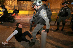 یورش وحشیانه صهیونیستها به فلسطینیان در مسجدالاقصی