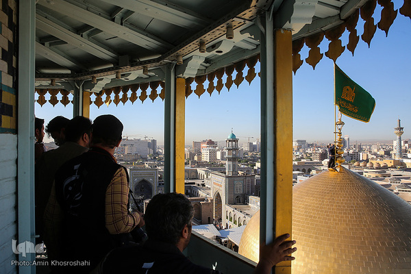 آئین تعویض پرچم گنبد حرم امام رضا(ع)