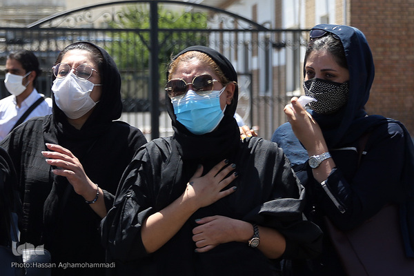 استقبال ازپیکرهای «مهشاد کریمی» و «ریحانه یاسینی» خبرنگاران فقید ایسنا و ایرنا در فرودگاه مهرآباد