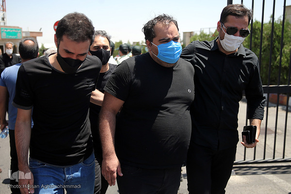 استقبال ازپیکرهای «مهشاد کریمی» و «ریحانه یاسینی» خبرنگاران فقید ایسنا و ایرنا در فرودگاه مهرآباد