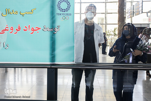 استقبال از جواد فروغی در فرودگاه امام (ره)