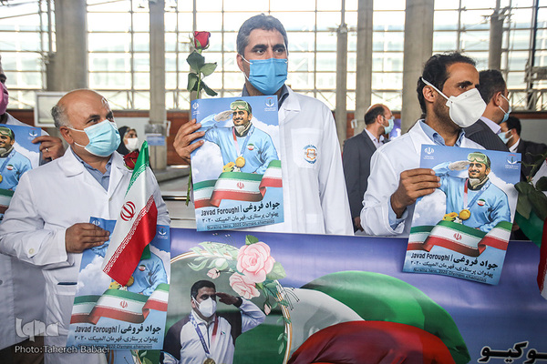 استقبال از جواد فروغی در فرودگاه امام (ره)