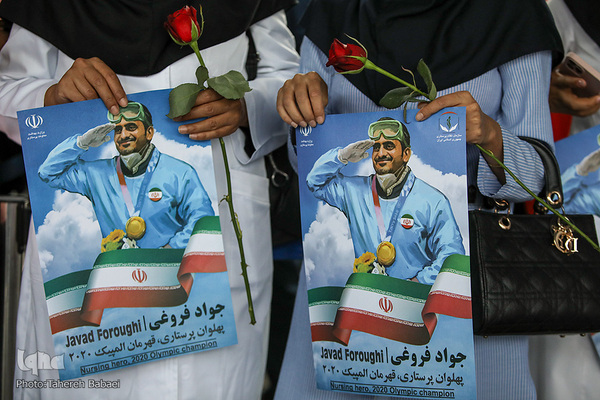 استقبال از جواد فروغی در فرودگاه امام (ره)