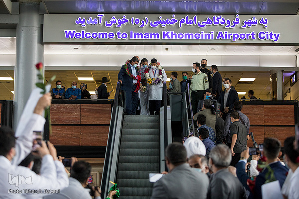 استقبال از جواد فروغی در فرودگاه امام (ره)