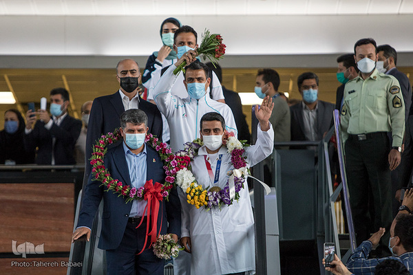 استقبال از جواد فروغی در فرودگاه امام (ره)