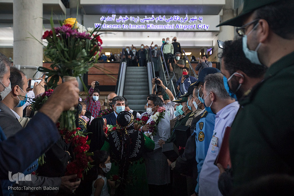 استقبال از جواد فروغی در فرودگاه امام (ره)