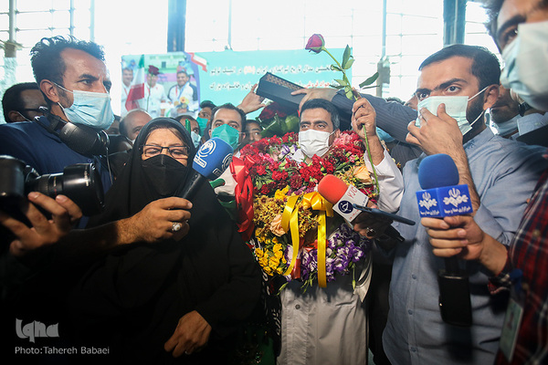 استقبال از جواد فروغی در فرودگاه امام (ره)