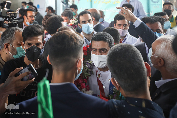 استقبال از جواد فروغی در فرودگاه امام (ره)