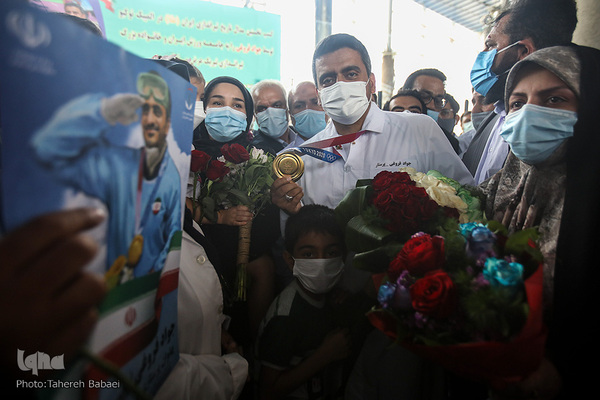 استقبال از جواد فروغی در فرودگاه امام (ره)